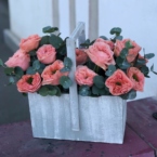 MF7060 - Деревянный ящик с персиковой пионовидной розой  фото №6 - moscowflorist.ru