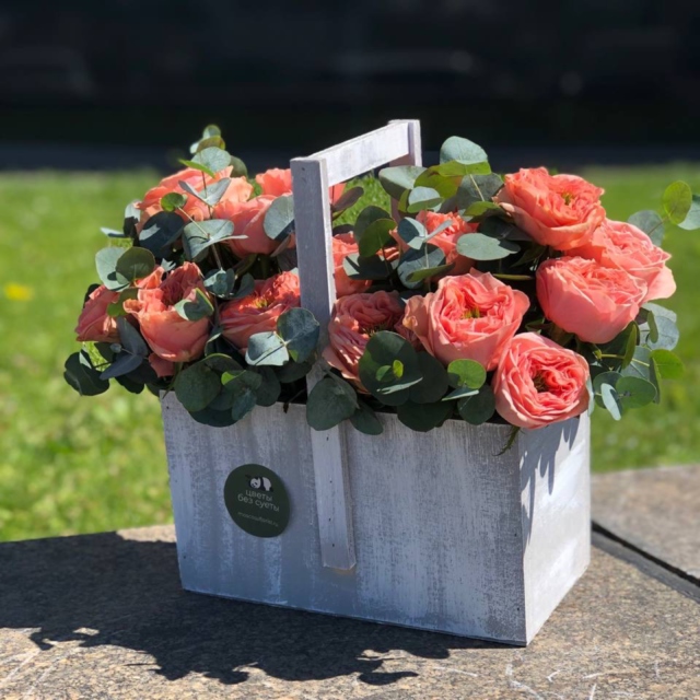 MF7060 - Деревянный ящик с персиковой пионовидной розой  фото - moscowflorist.ru
