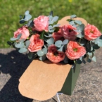MF5876 - Фирменная коробка Takeiteasy с пионовидными розами фото №1 - moscowflorist.ru