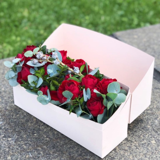 MF5251 - Цветочный чемоданчик с красными розами фото - moscowflorist.ru