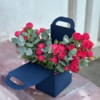 MF5877 - Коробка Takeiteasy с сочной пионовидной розой и эвкалиптом фото №2 - moscowflorist.ru