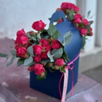 MF5877 - Коробка Takeiteasy с сочной пионовидной розой и эвкалиптом фото №3 - moscowflorist.ru