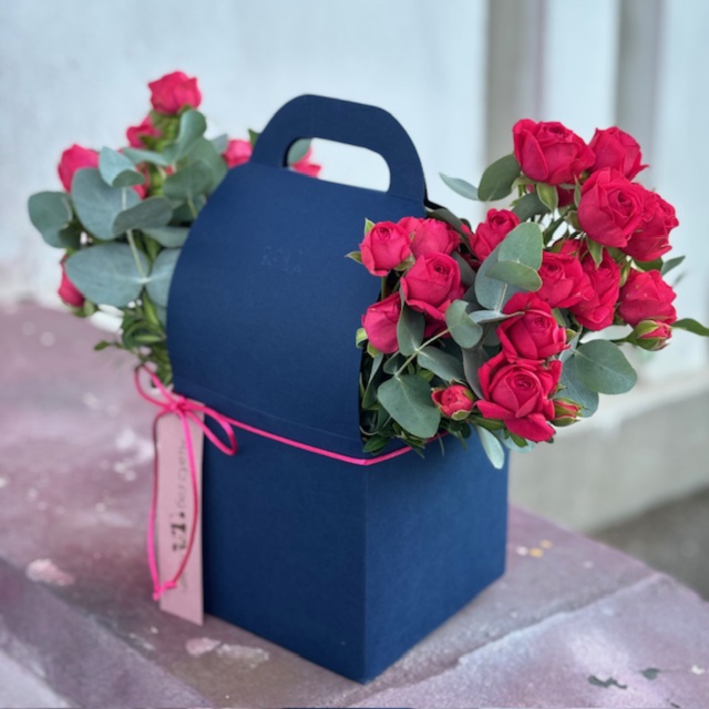 MF5877 - Коробка Takeiteasy с сочной пионовидной розой и эвкалиптом фото - moscowflorist.ru