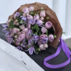 MF1347 - Букет из кустовых пионовидных роз и клематиса фото №1 - moscowflorist.ru