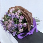 MF1347 - Букет из кустовых пионовидных роз и клематиса фото №3 - moscowflorist.ru