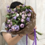 MF1347 - Букет из кустовых пионовидных роз и клематиса фото №2 - moscowflorist.ru