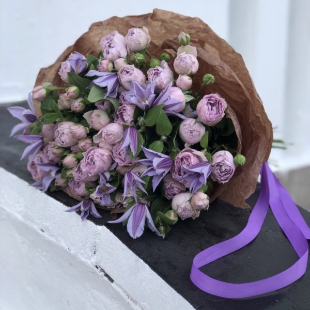 MF1347 - Букет из кустовых пионовидных роз и клематиса фото - moscowflorist.ru